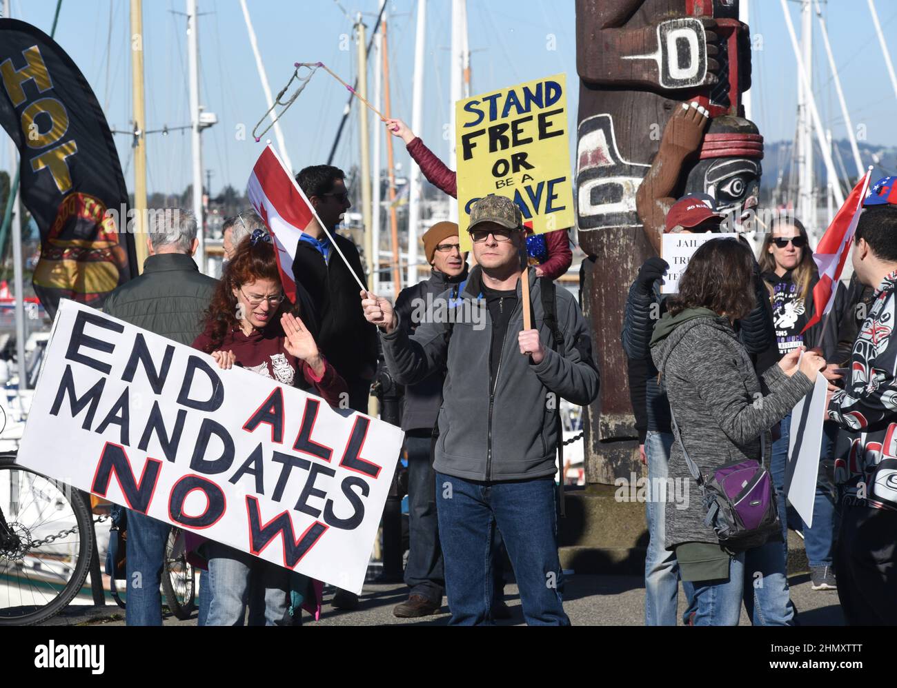 Victoria, British Columbia, Canada 12 febbraio 2022 - i manifestanti hanno dei segnali contro i mandati di Covid-19 e contro una protesta anti-vaccinazione tenuta fuori dagli edifici della Legislatura provinciale nel centro di Victoria. Don Denton/Alamy Live News Foto Stock