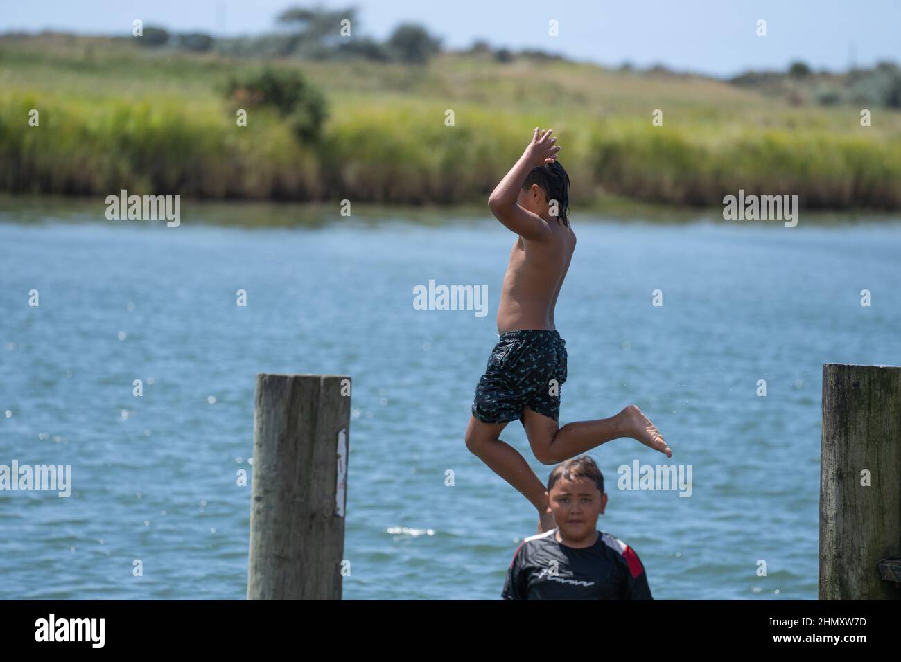 Opotiki Nuova Zelanda - gennaio 30 2022; giovani che saltano nel fiume Otara godendosi il divertimento estivo Foto Stock