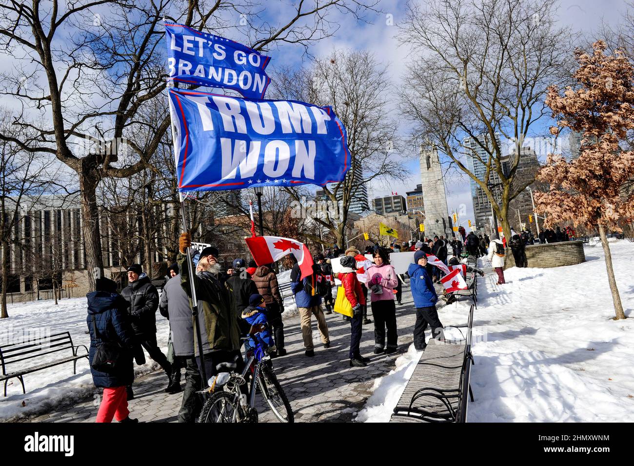 Toronto, Canada. Febbraio 12, 2022. Toronto, Canada. I manifestanti anti anti-mandato, noti anche come Freedom convoy, si radunano al Queen's Park di Toronto per opporsi agli anti-mandati imposti dal governo. Un manifestante mostra una bandiera 'Trump vinto' con un banner 'Let's Go Brandon'. Credit: EXImages/Alamy Live News Foto Stock