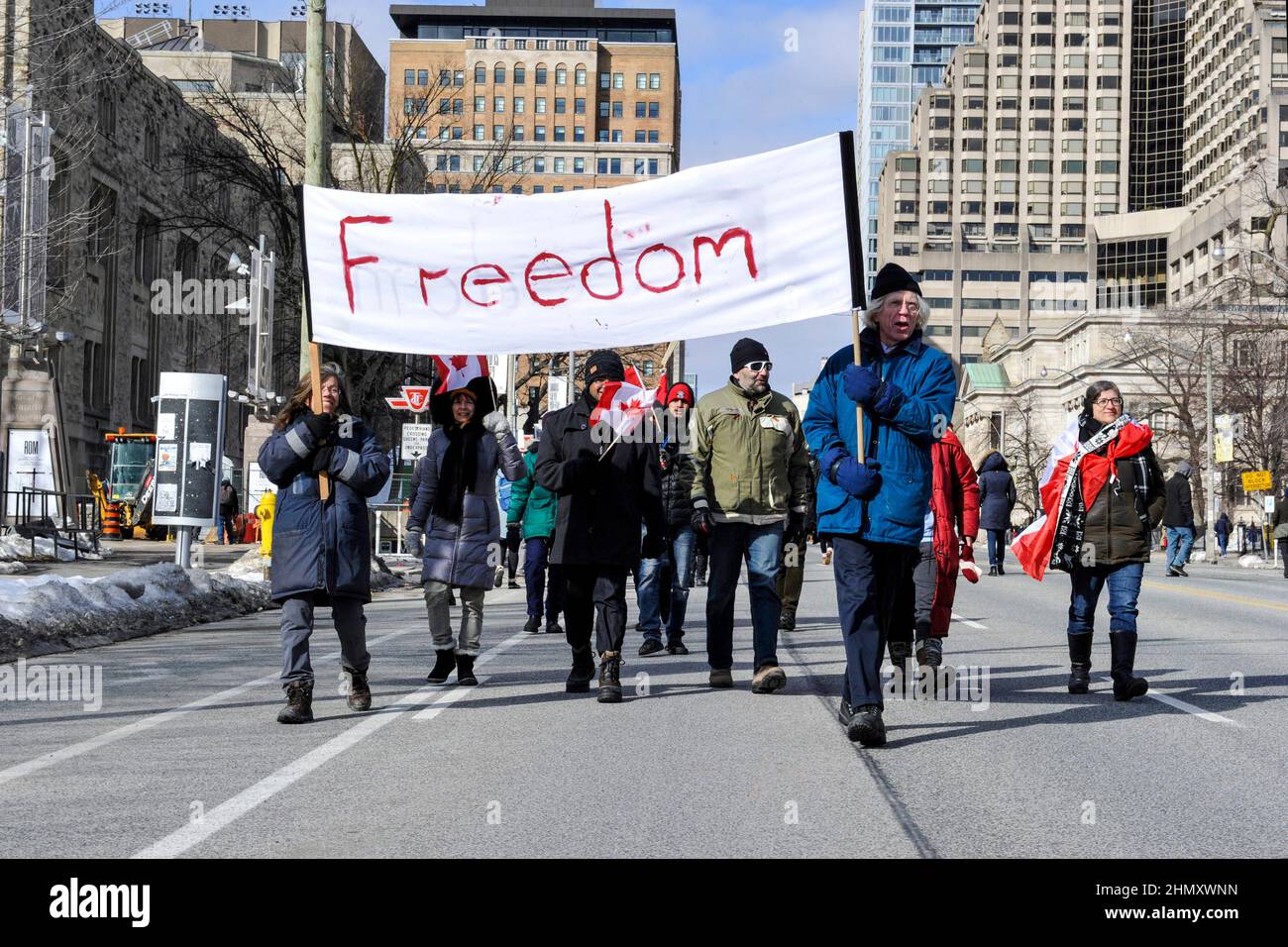 Toronto, Canada. Febbraio 12, 2022. Toronto, Canada. I manifestanti anti anti-mandato, noti anche come Freedom convoy, si radunano al Queen's Park di Toronto per opporsi agli anti-mandati imposti dal governo. Credit: EXImages/Alamy Live News Foto Stock