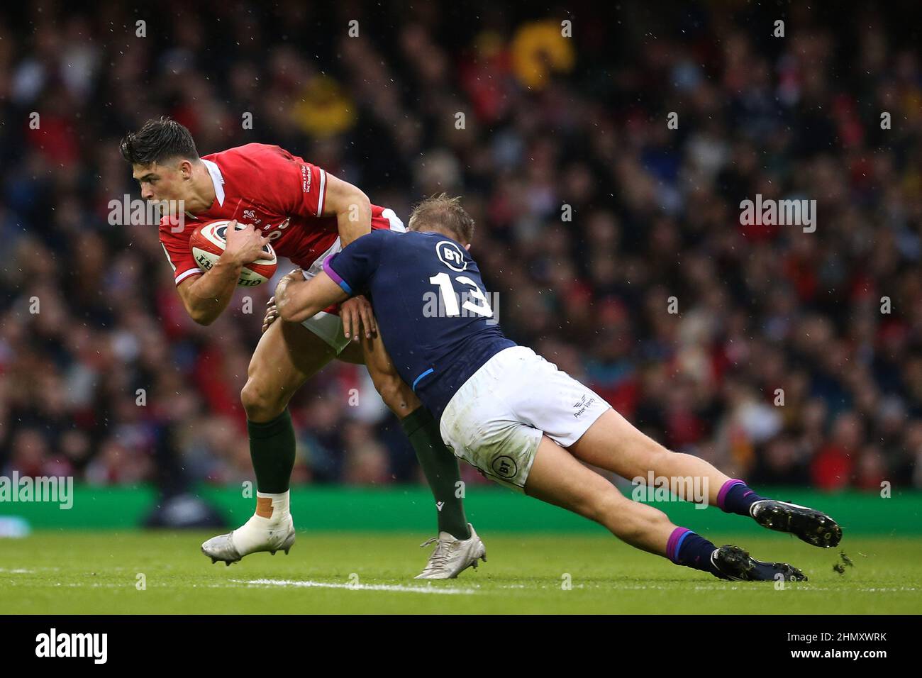 Cardiff, Regno Unito. 12th Feb 2022. Louis Rees-Zammit del Galles è affrontato da Chris Harris di Scozia. Partita del campionato di Guinness Six Nations 2022, Galles contro Scozia al Principato di Cardiff sabato 12th febbraio 2022. pic di Andrew Orchard/Andrew Orchard SPORTS photography/ Alamy Live News Credit: Andrew Orchard SPORTS photography/Alamy Live News Foto Stock Cardiff, Regno Unito. 12th Feb 2022. Louis Rees-Zammit del Galles è affrontato da Chris Harris di Scozia. Partita del campionato di Guinness Six Nations 2022, Galles contro Scozia al Principato di Cardiff sabato 12th febbraio 2022. pic di Andrew Orchard/Andrew Orchard SPORTS photography/ Alamy Live News Credit: Andrew Orchard SPORTS photography/Alamy Live News Foto Stock