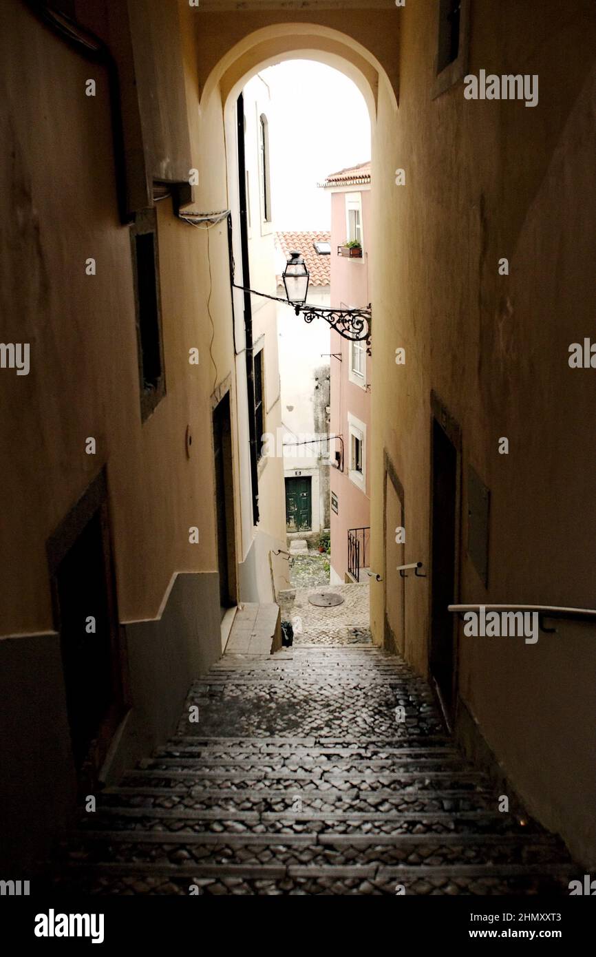 Le stradine di Alfama, il vecchio quartiere di Lisbona Foto Stock