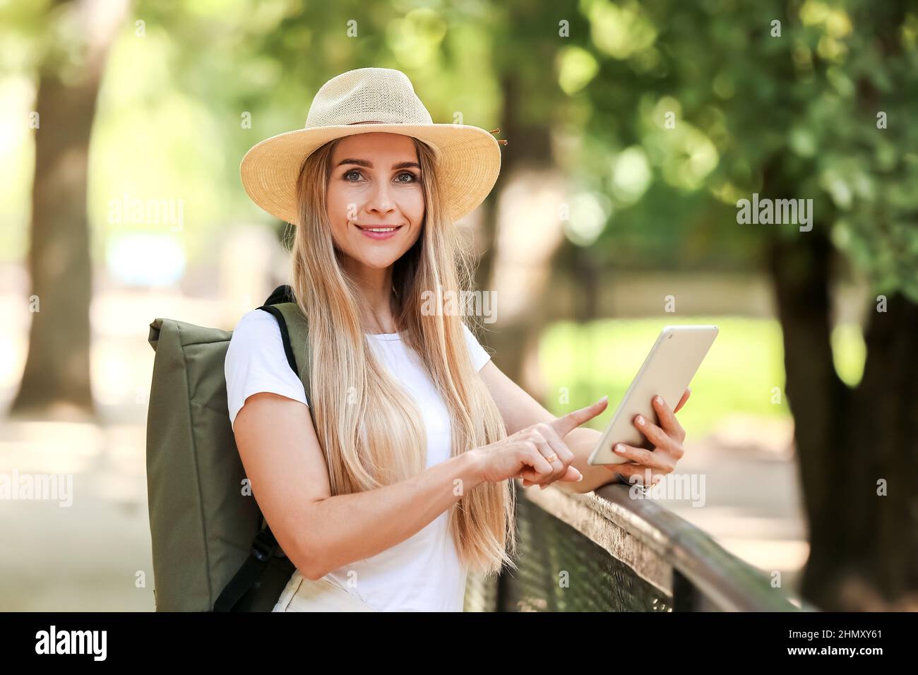 Turista femminile con computer tablet in giardino zoologico Foto Stock