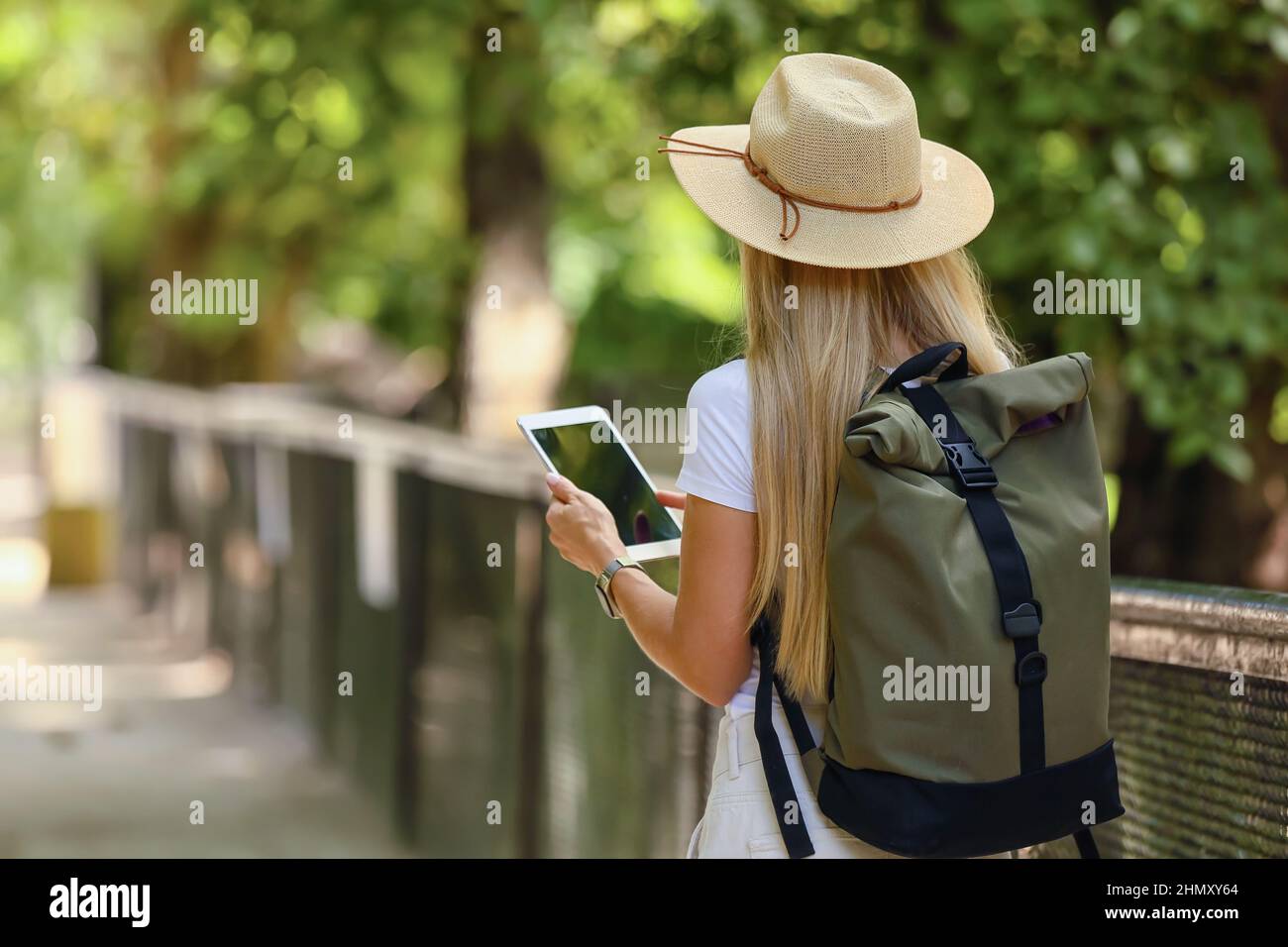 Turista femminile con computer tablet in giardino zoologico Foto Stock