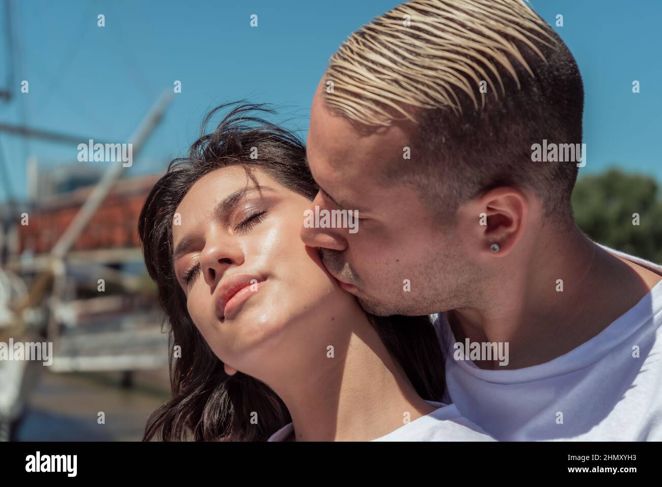 Ritratto di una giovane donna latina innamorata baciata dal ragazzo. Concetto di amore, coppia, felicità, relax. Foto Stock