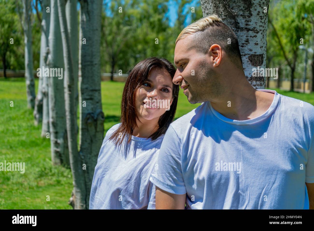 Ritratto di una giovane coppia latina innamorata in un parco. Concetto di amore, coppia, felicità. Spazio di copia. Foto Stock