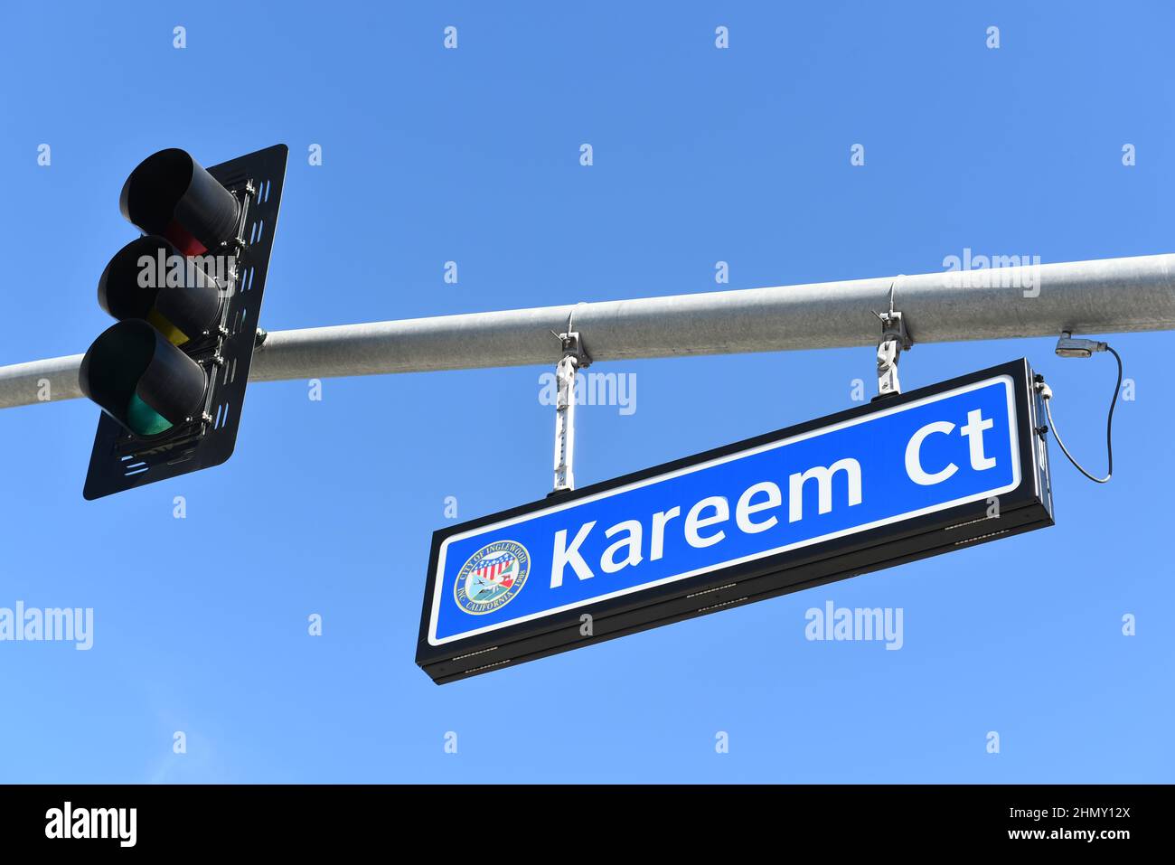 INGLEWOOD, CALIFORNIA - 12 FEB 2022: Kareem Court Drive segnaletica stradale all'incrocio di Pincay Drive al Forum, onorando Kareem Abdul-Jabbar Foto Stock