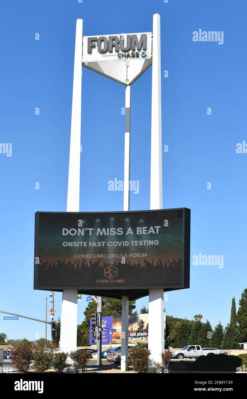 INGLEWOOD, CALIFORNIA - 12 FEB 2022: Electronic Marquee at the Forum, un luogo polifunzionale adiacente al SoFi Stadium e all'Hollywood Park Casino. Foto Stock