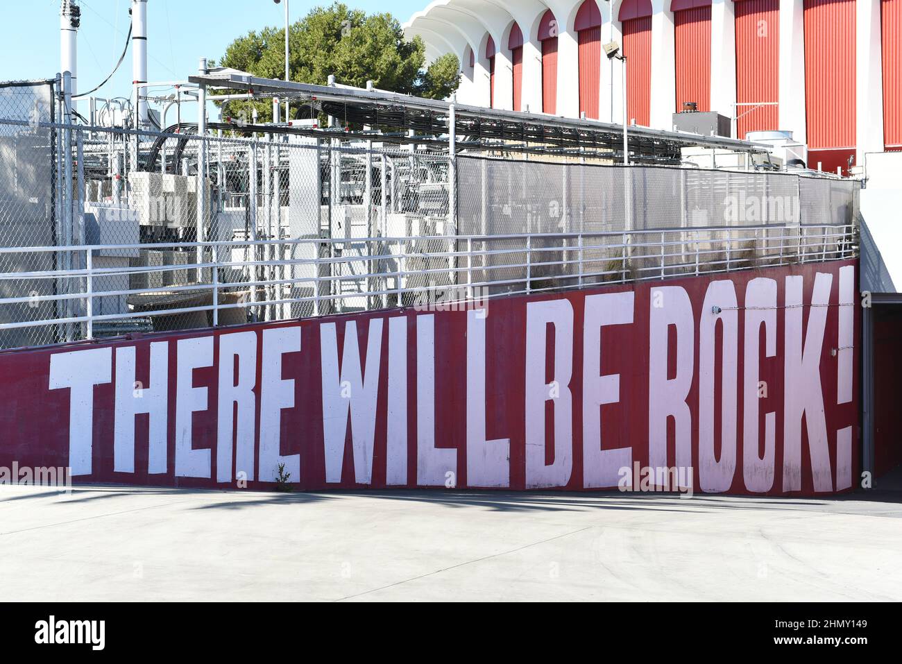 INGLEWOOD, CALIFORNIA - 12 FEB 2022: Ci sarà Rock segno dipinto sulla parete del servizio di ingresso al Forum arena. Foto Stock