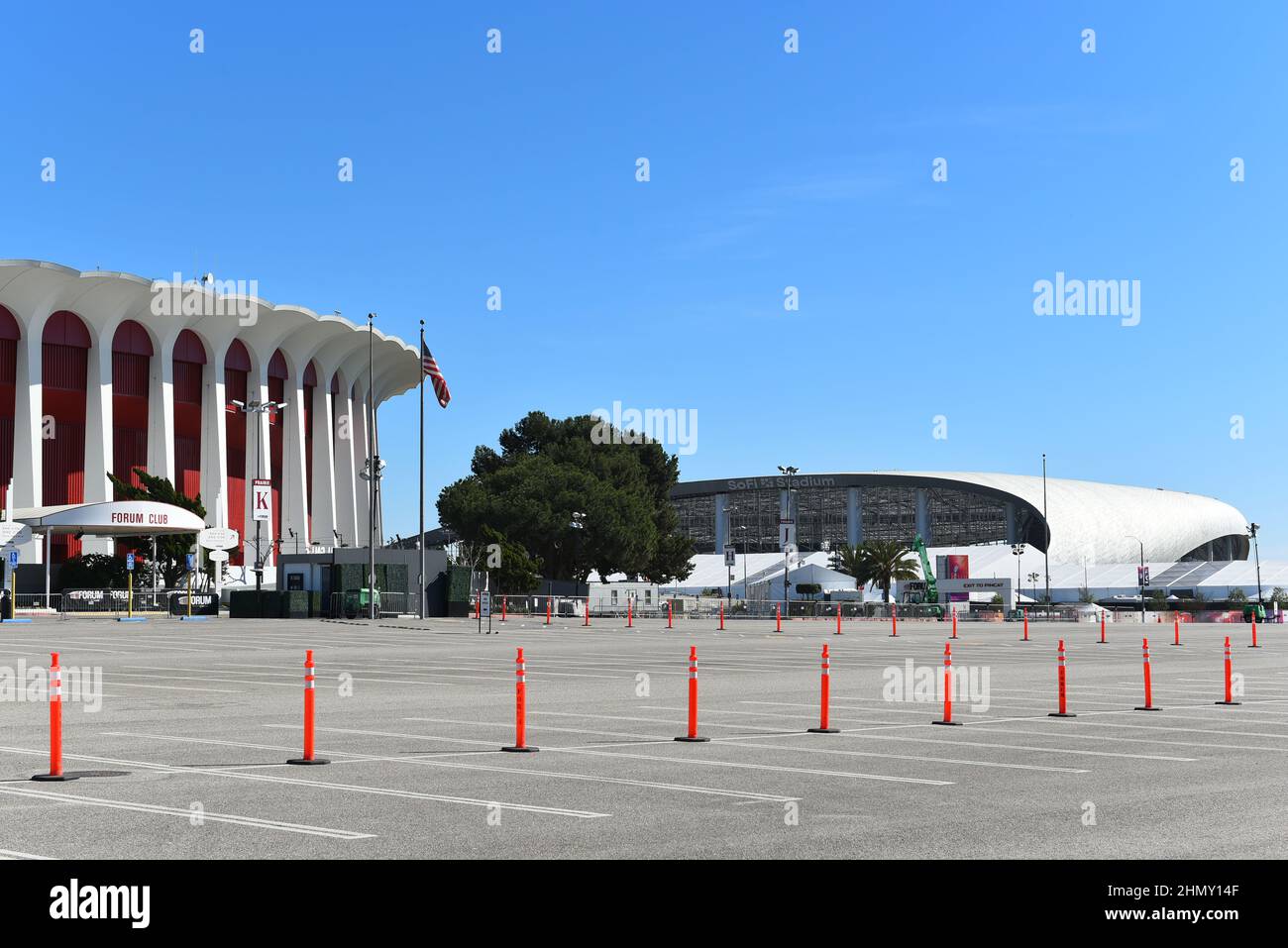 INGLEWOOD, CALIFORNIA - 12 FEB 2022: Il Forum e lo Stadio SoFi, sport polivalenti e luoghi di concerti. Foto Stock
