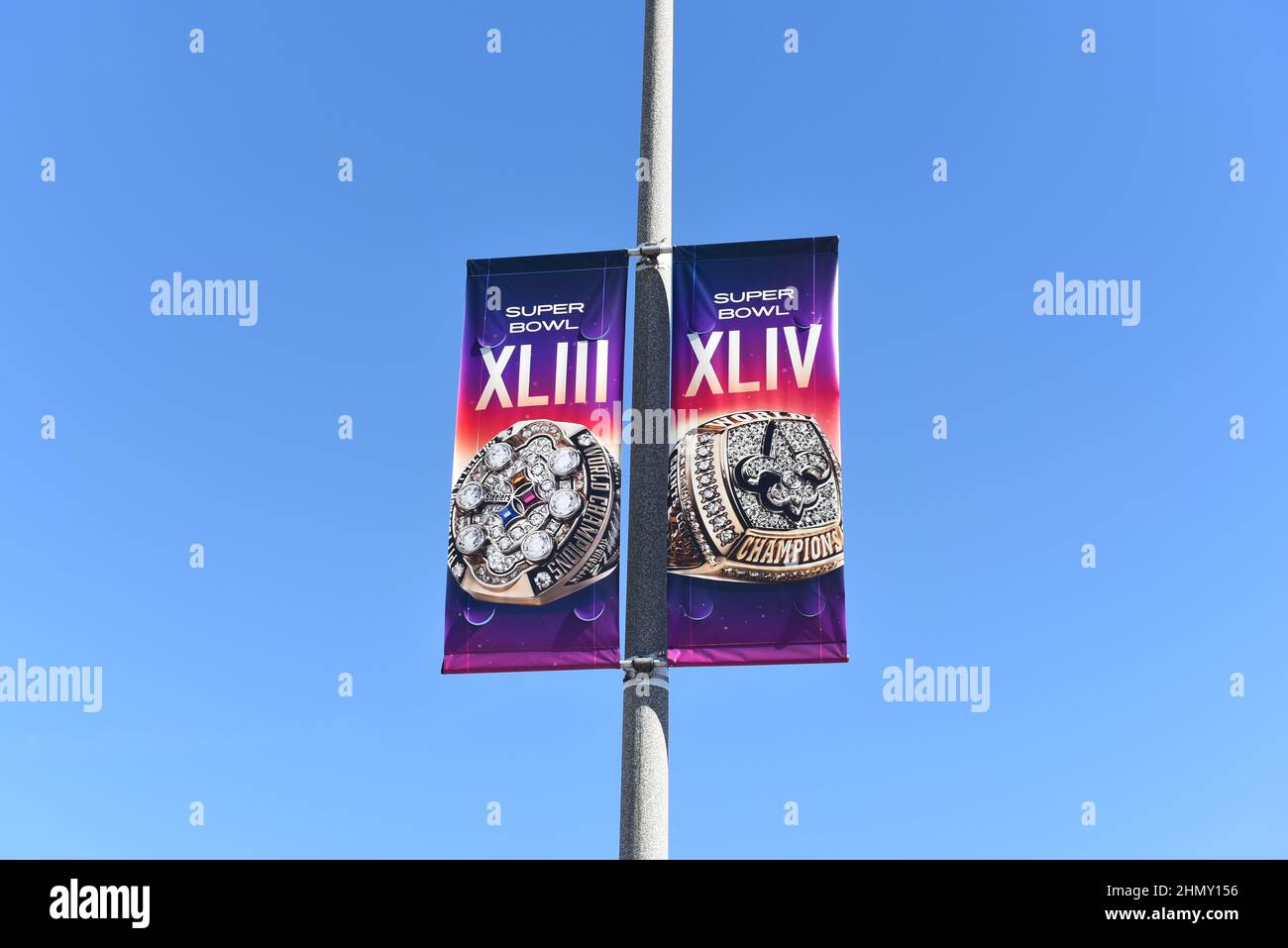 INGLEWOOD, CALIFORNIA - 12 FEB 2022: Banner pubblicitari sul Super Bowl al Sof Fi Stadium. Foto Stock