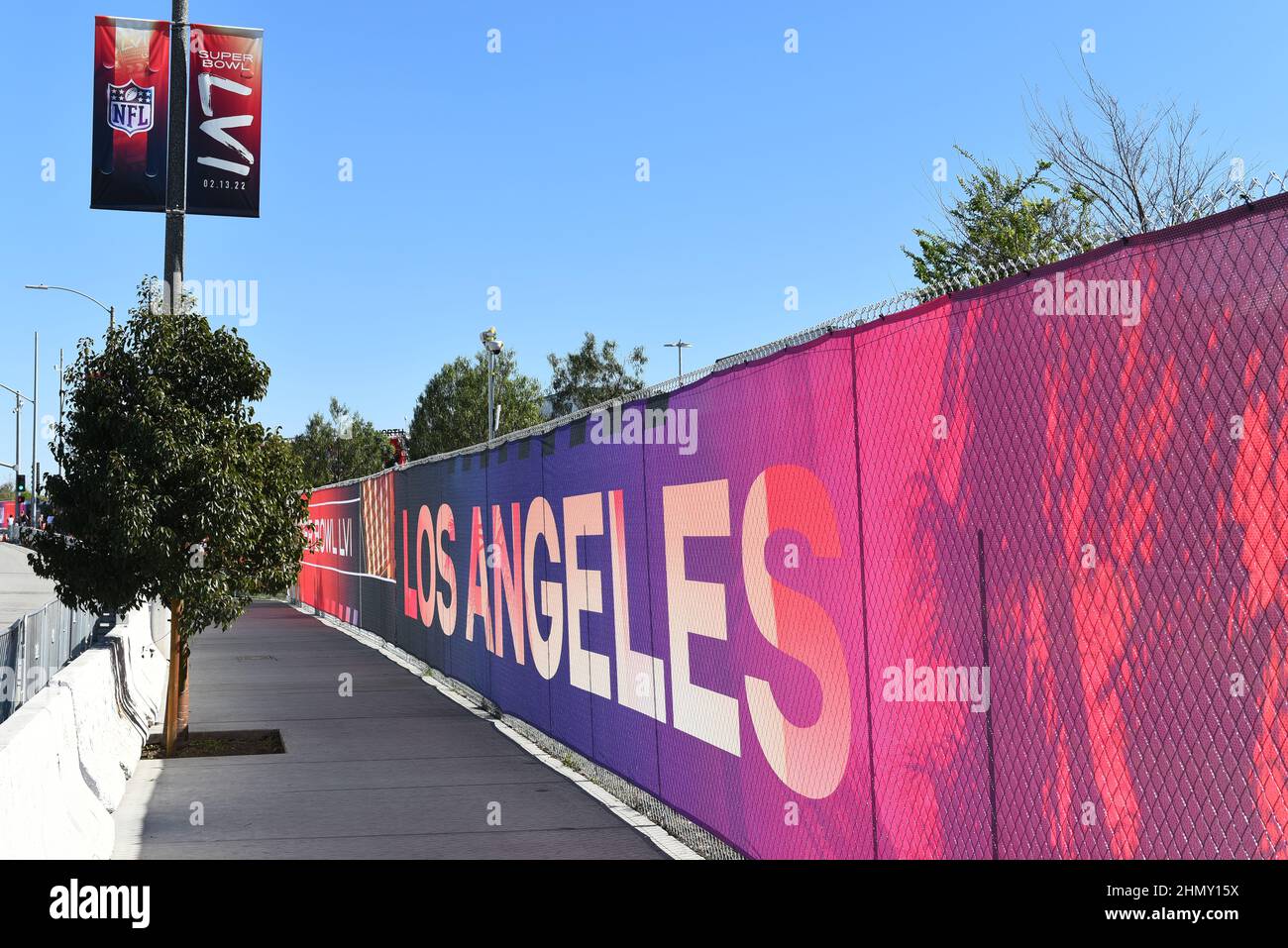 INGLEWOOD, CALIFORNIA - 12 FEB 2022: Insegne e striscioni per Super Bowl LVI sulla recinzione che circonda lo Stadio SoFi. Foto Stock