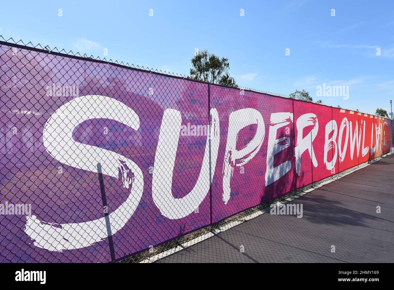 INGLEWOOD, CALIFORNIA - 12 FEB 2022: Segnaletica per il Super Bowl LVI sulla recinzione che circonda lo Stadio SoFi. Foto Stock