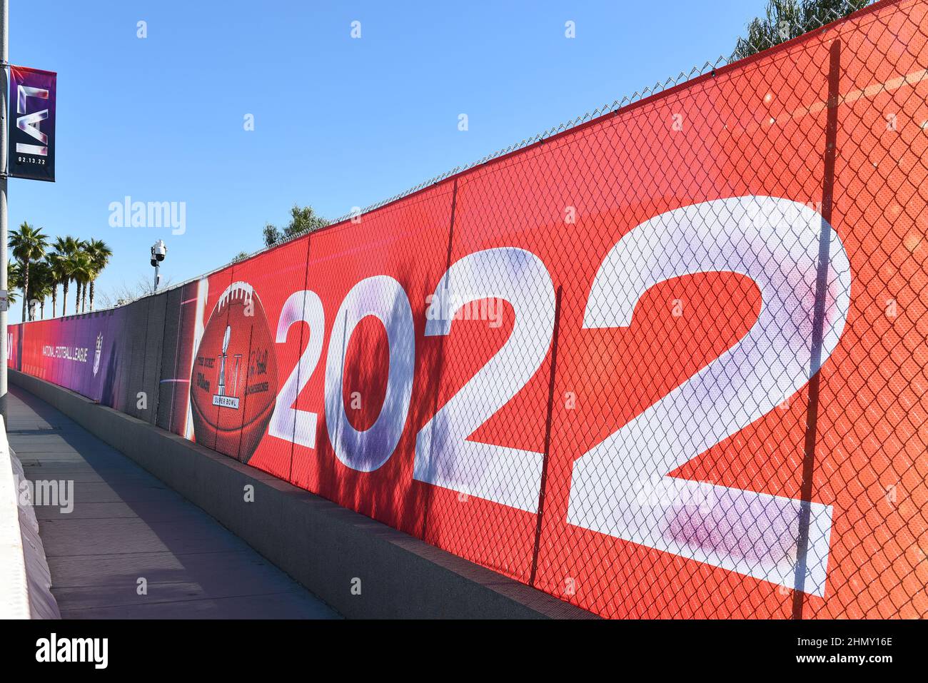 INGLEWOOD, CALIFORNIA - 12 FEB 2022: Segnaletica per il Super Bowl LVI sulla recinzione che circonda lo Stadio SoFi. Foto Stock