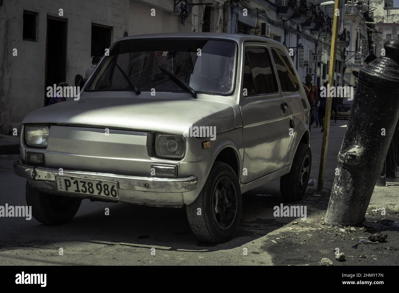 Foto in bianco e nero della piccola vettura modello Fiat 126, un'auto a buon mercato per strada Foto Stock