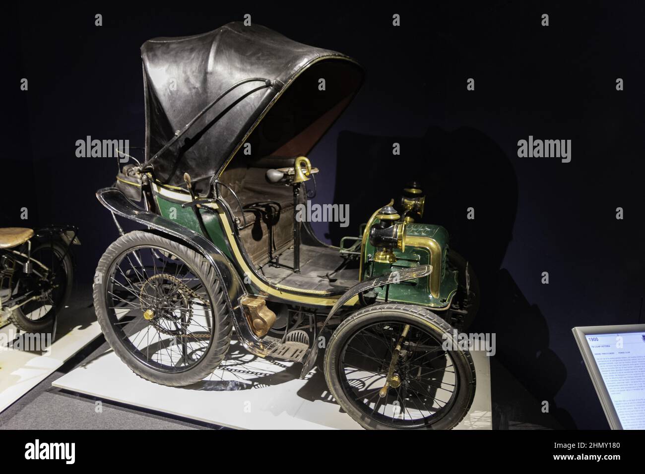 Foto di una vecchia auto storica nel museo, una Fabrique Internationale (FN), colore verde Foto Stock