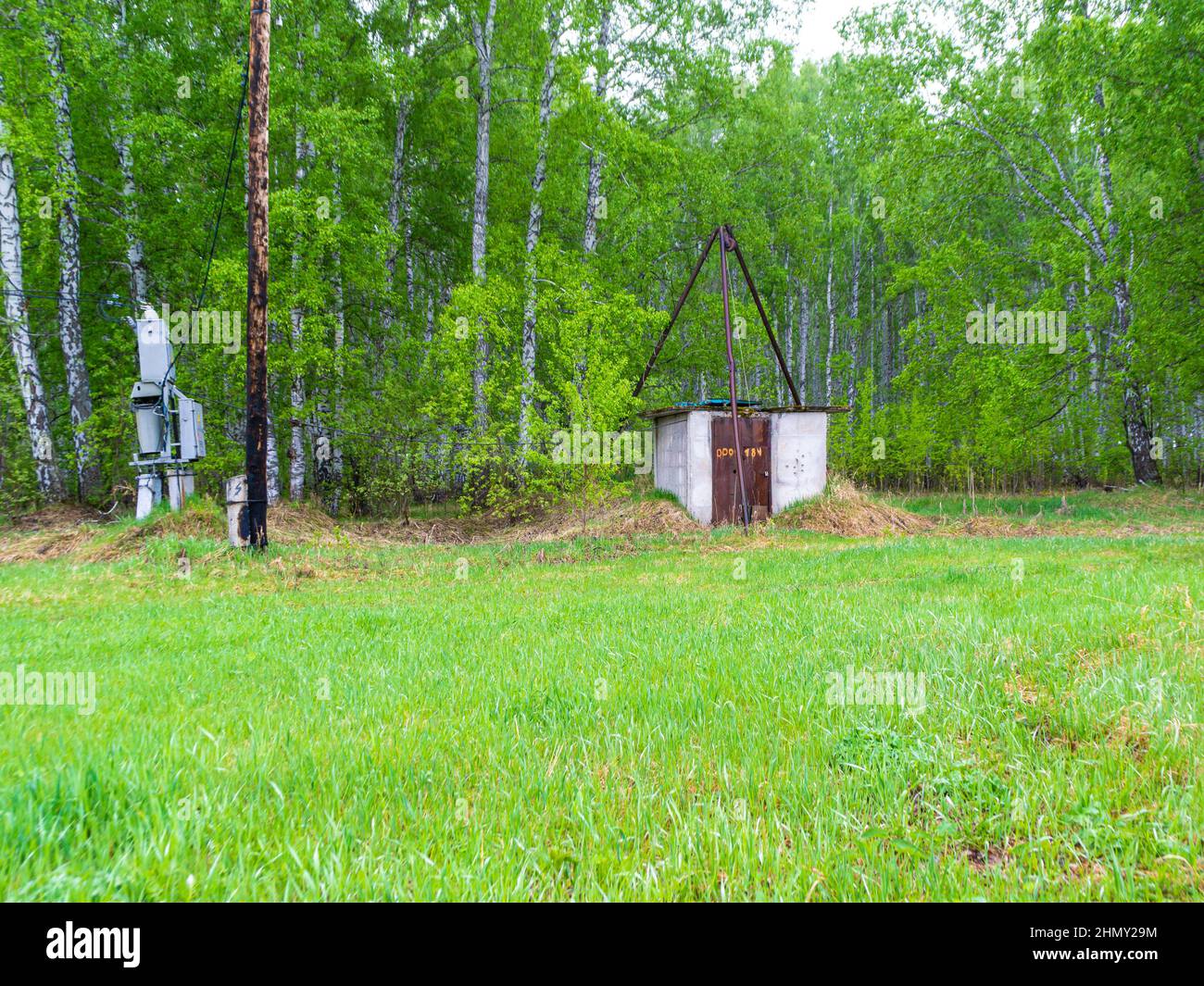 stazione di pompaggio in un pozzo d'acqua nella foresta per l'irrigazione di campi agricoli, fuoco selettivo Foto Stock