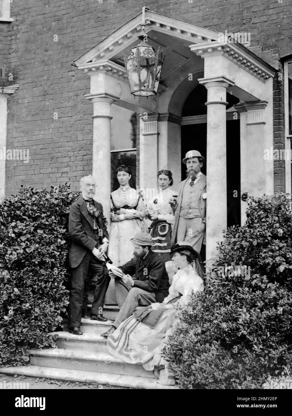 Un ritratto dello scrittore inglese Charles Dickens con amici e familiari sul portico di gas's Hill Place Foto Stock