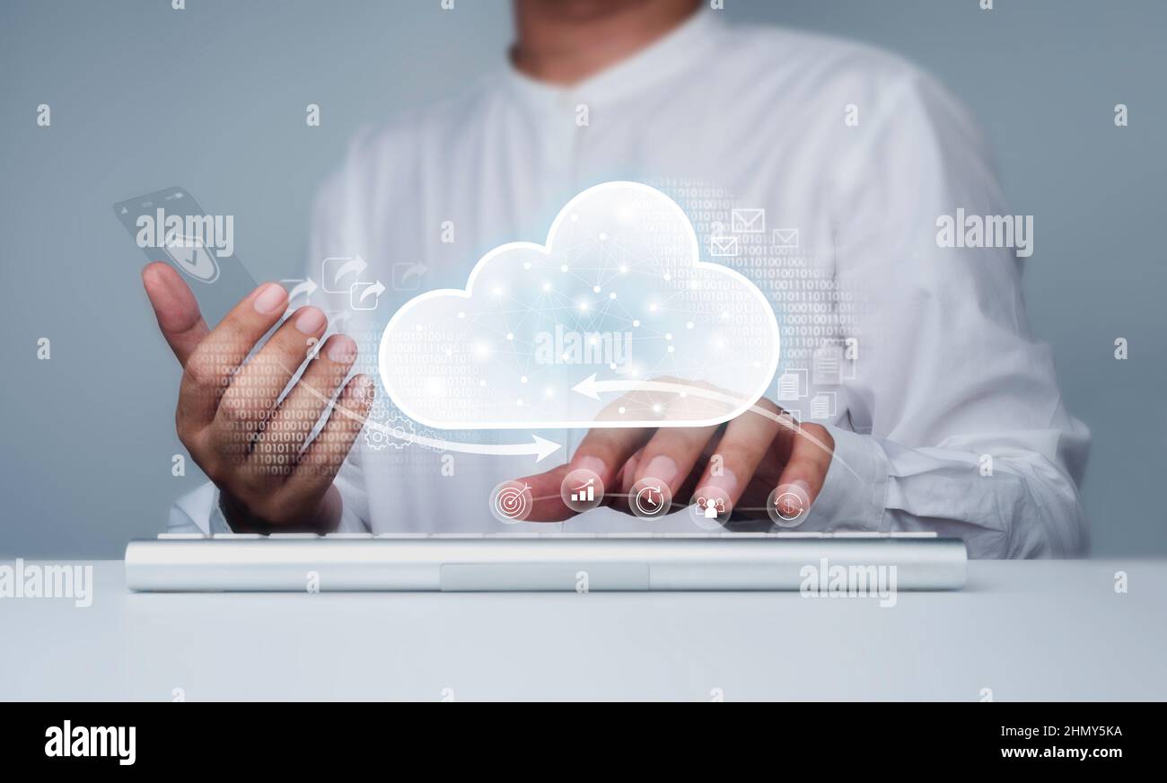 Icona di archiviazione cloud con un uomo d'affari che lavora con il computer e il telefono in vetro. Concetti di cloud computing, tecnologia, servizi e connettività. Data prote Foto Stock