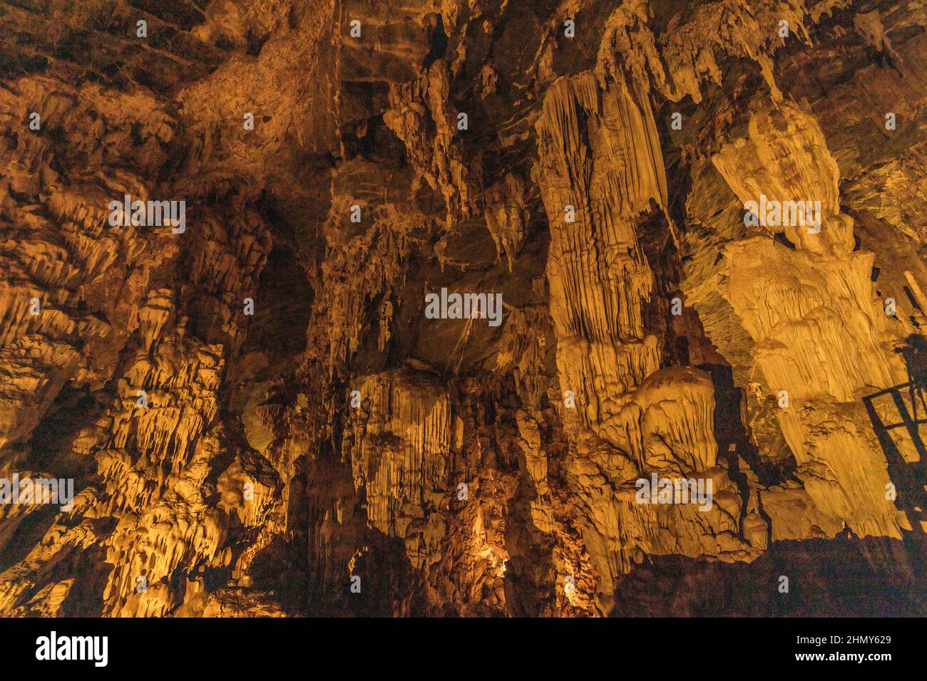 Una bella di stalattite e stalagmite nelle grotte di Phu Pha Petch in Thailandia Foto Stock