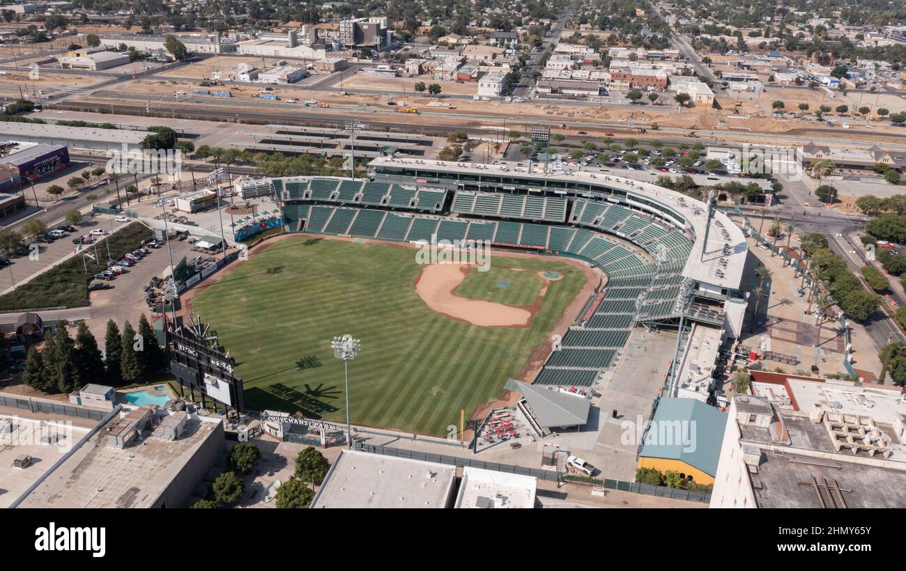 Fresno, California, USA - 15 luglio 2021: Il sole diurno illumina il Parco Chukchansi nel centro di Fresno. Foto Stock