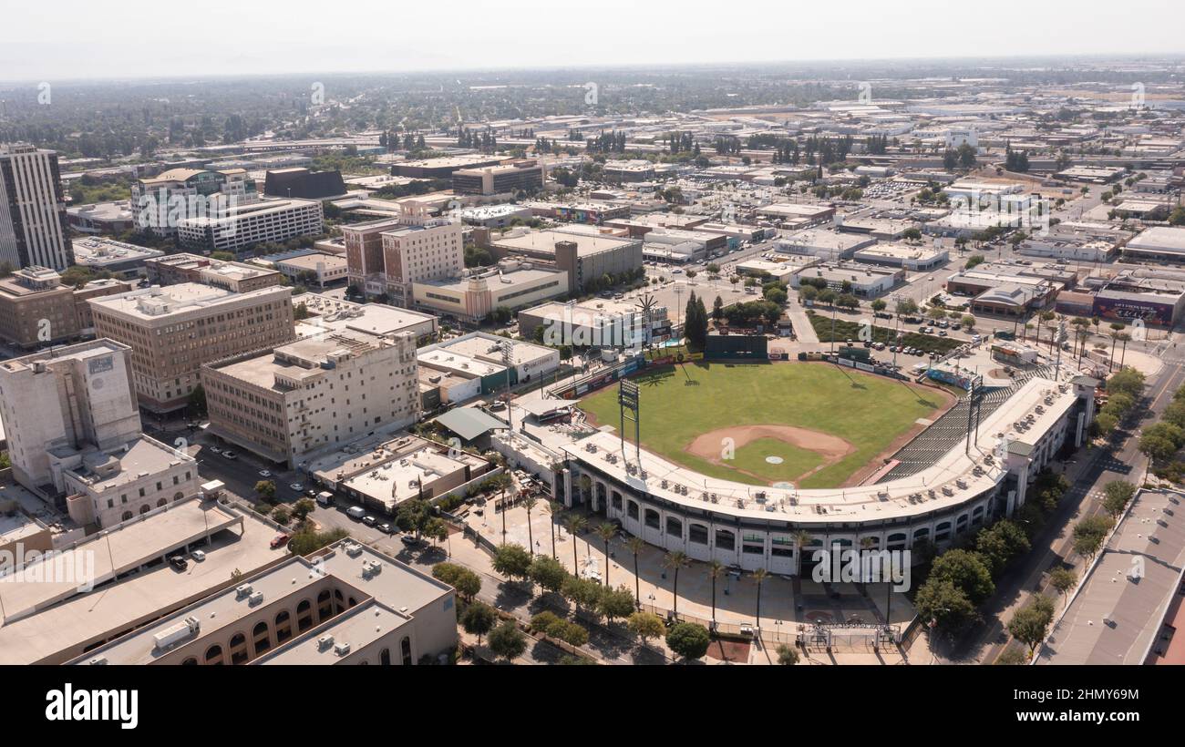 Fresno, California, USA - 15 luglio 2021: Il sole diurno illumina il Parco Chukchansi nel centro di Fresno. Foto Stock