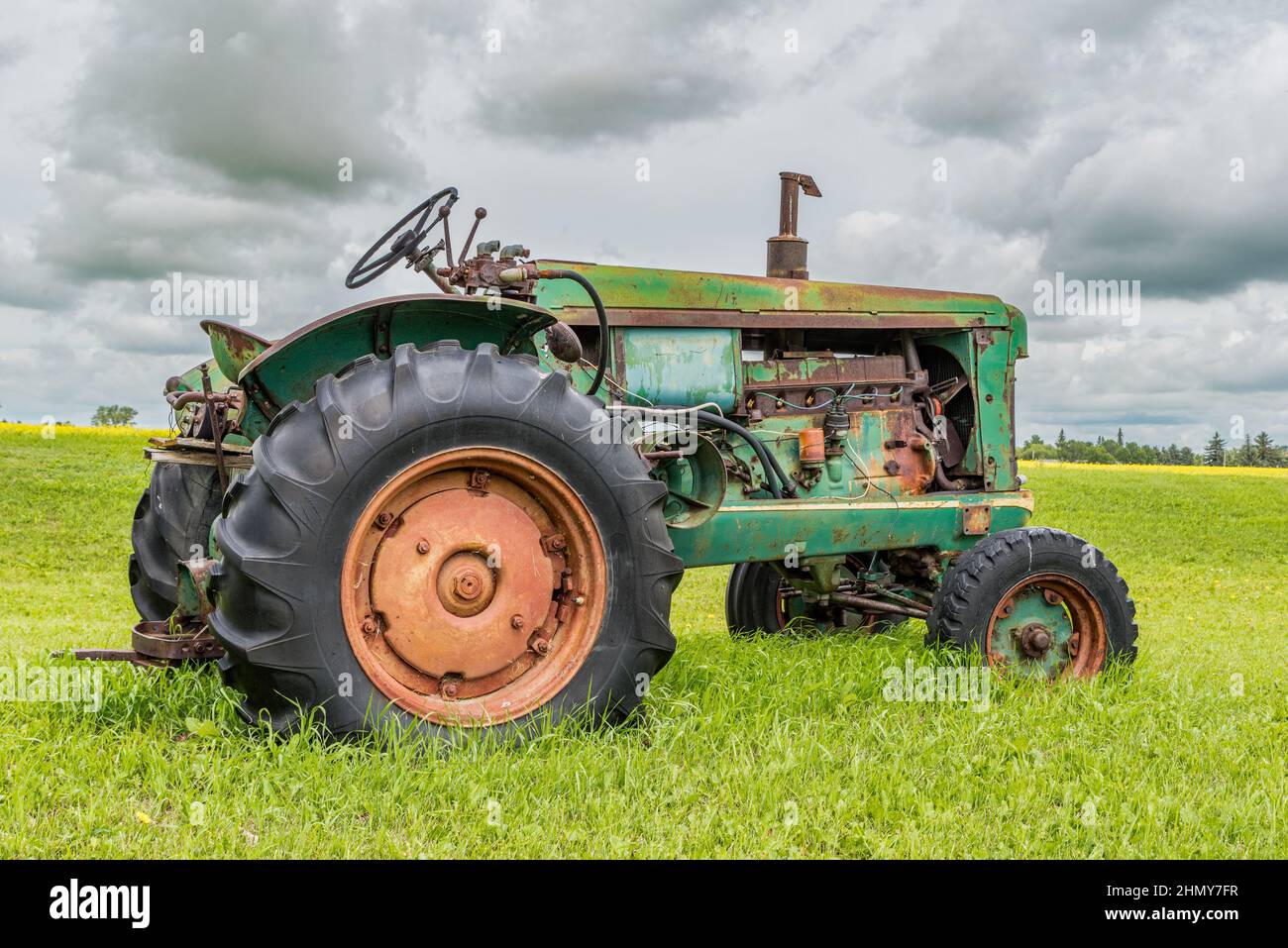 Trattore d'epoca abbandonato sulle praterie di Saskatchewan Foto Stock