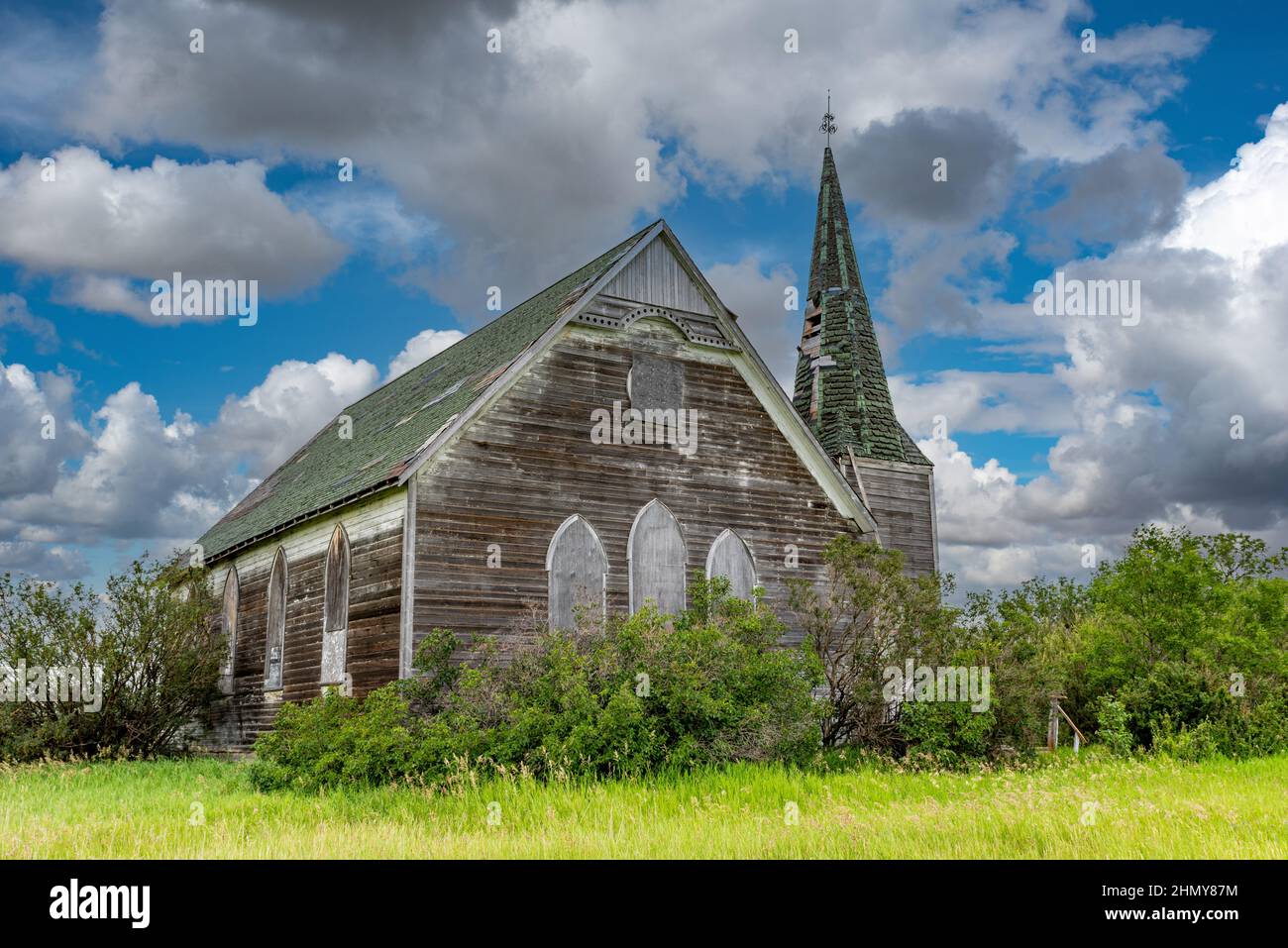 Cielo blu sopra l'abbandonata Chiesa Presbiteriana Froude a Froude, SK Foto Stock