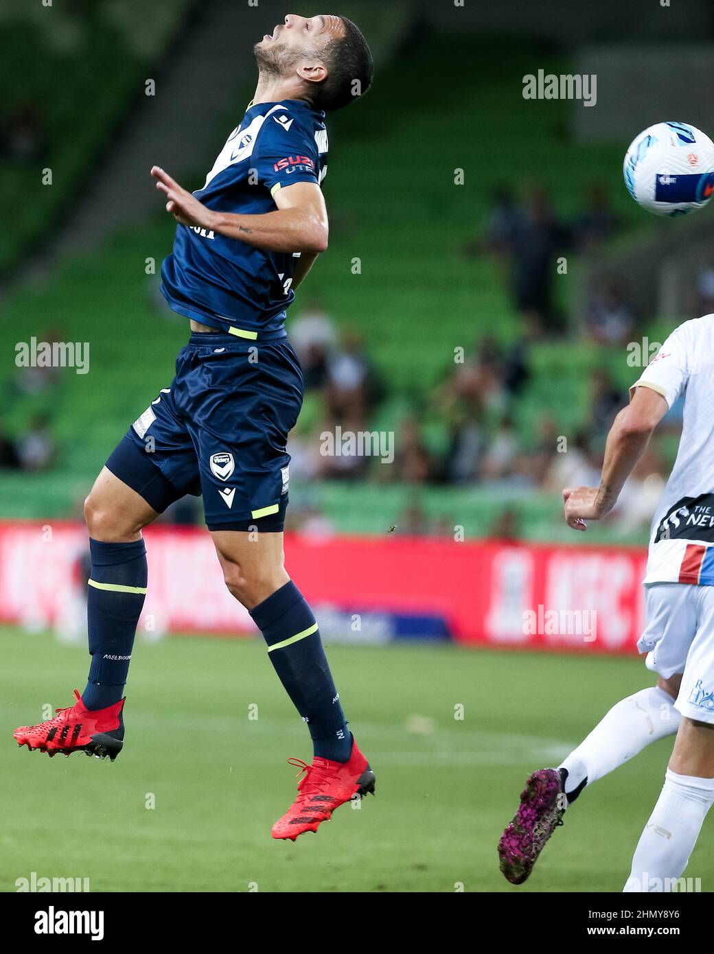 Melbourne, Australia, 12 febbraio 2022. Roderick Miranda della Vittoria di Melbourne dirige la palla durante la partita di calcio Della A-League tra Melbourne Victory e Newcastle Jets all'AAMI Park il 12 febbraio 2022 a Melbourne, Australia. Credit: Dave Hewison/Speed Media/Alamy Live News Foto Stock