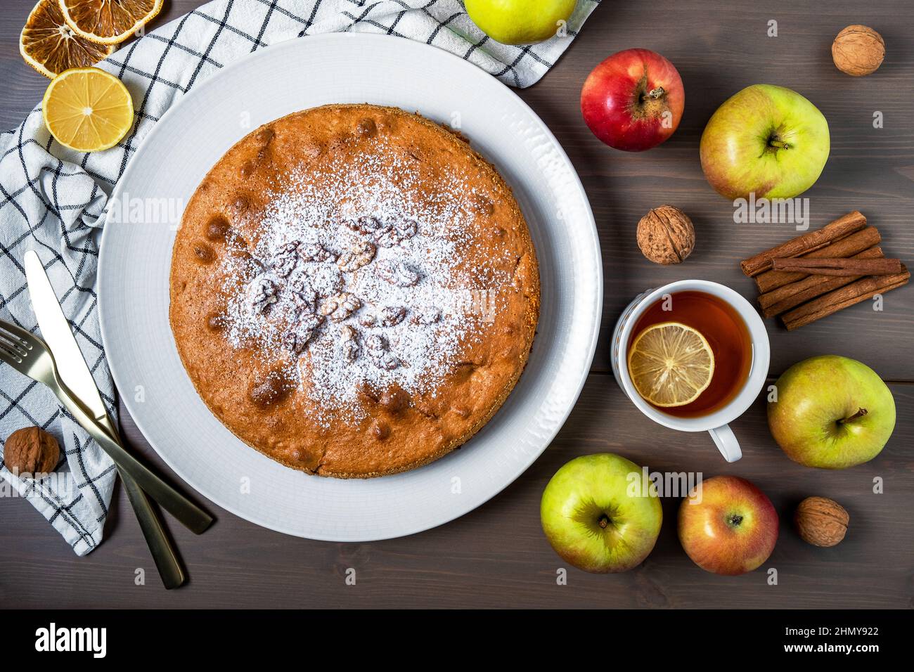 Torta di mele fatta in casa circondata da mele fresche mature Foto Stock