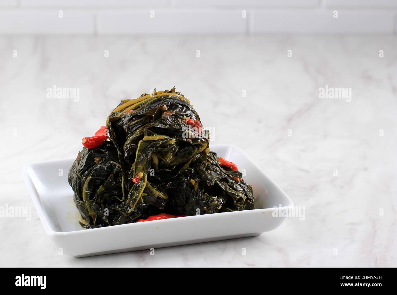 Buntil Daun Pepaya, cibo giavanese tradizionale a base di foglie di Papaya, cocco grattugiato e anchovie, bollito in latte di cocco speziato speziato Foto Stock