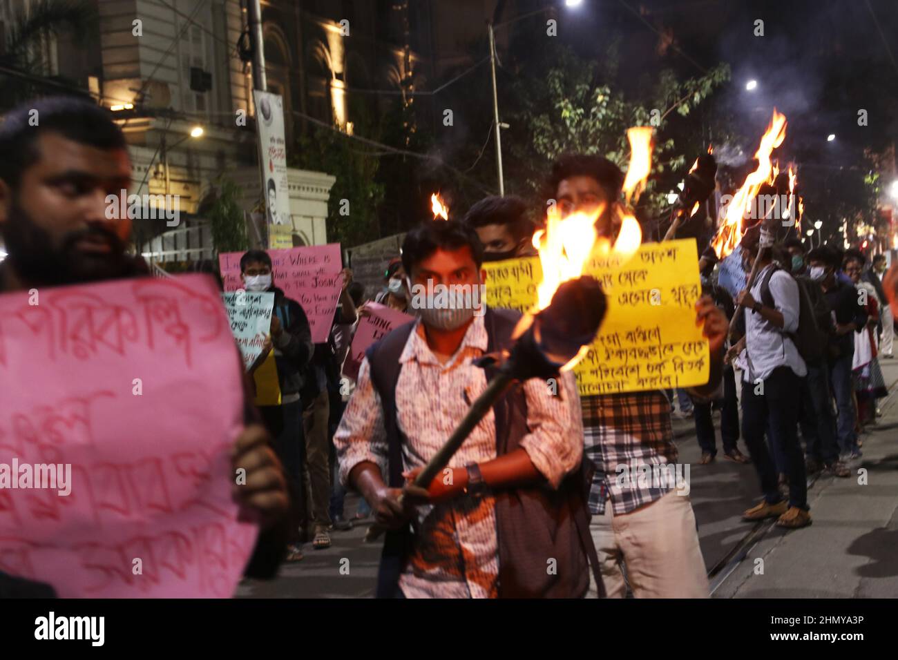 Kolkata, Bengala Occidentale, India. 12th Feb 2022. Gli studenti della città indiana orientale di Kolkata hanno cantato slogan e tenere placard e Torch rally in protesta di un divieto hijab nel sud dello stato di Karnataka, come una fila sopra indossare la copertura della testa nelle scuole intensifichies.in Kolkata il 12 febbraio 2022 (Credit Image: © Dipa Chakraborty/Pacific Press via ZUMA Press Wire) Foto Stock