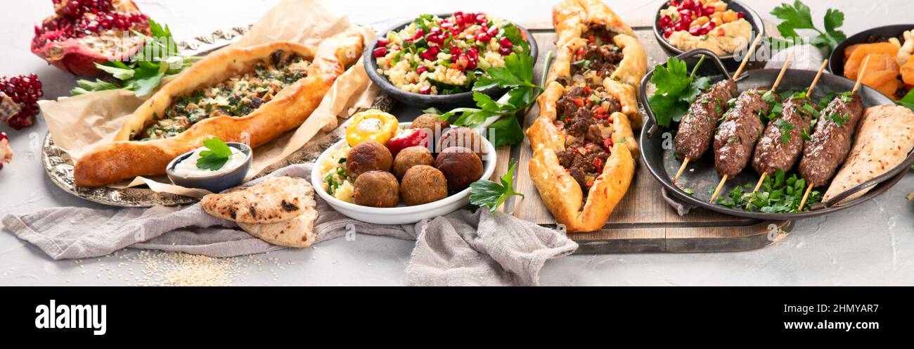 Cibo turco su sfondo chiaro. Concetto di cibo tradizionale. Panorama Foto Stock