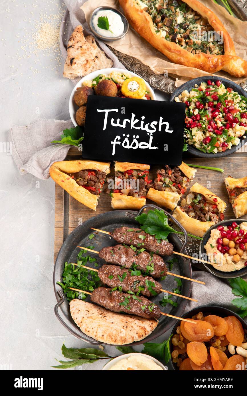 Cibo turco su sfondo chiaro. Concetto di cibo tradizionale. Disposizione piatta, vista dall'alto, spazio di copia Foto Stock