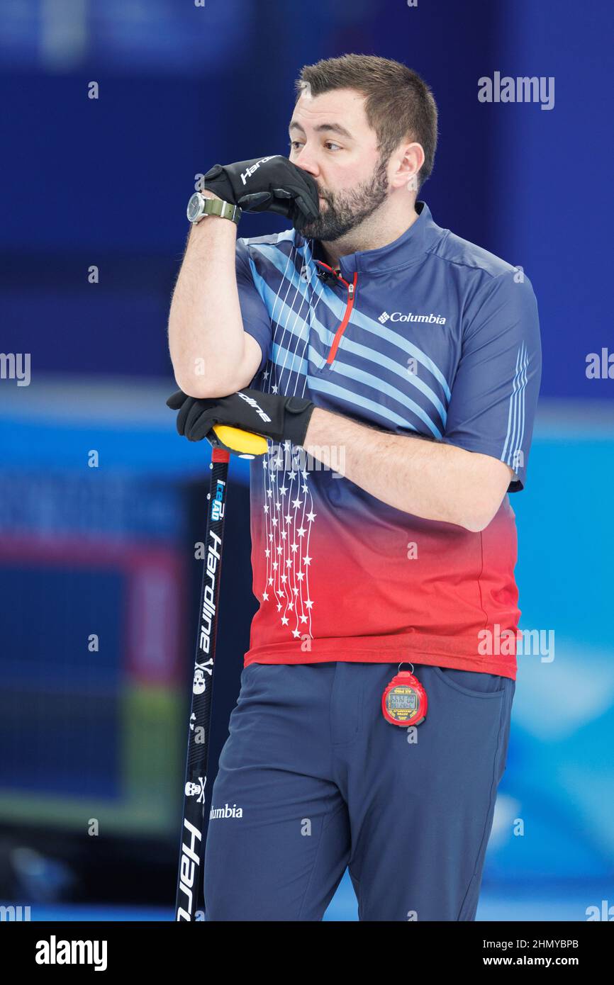 Pechino, Cina. 13th Feb 2022. John Landsteiner degli Stati Uniti compete durante la sessione di Robin del ciclo degli uomini curling 6 delle Olimpiadi invernali di Pechino 2022 tra il Canada e gli Stati Uniti al National Aquatics Center di Pechino, capitale della Cina, 13 febbraio 2022. Credit: Liu Xu/Xinhua/Alamy Live News Foto Stock