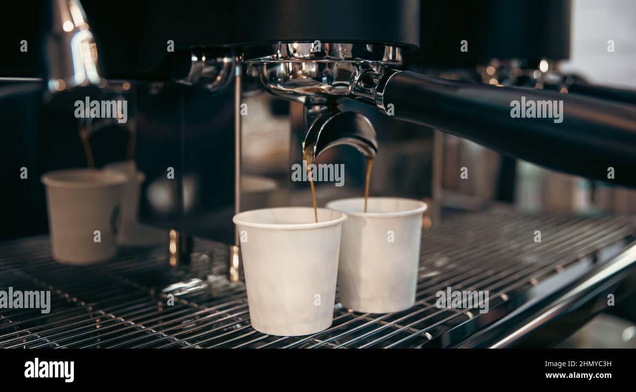 Il processo di preparazione dell'espresso in una macchina da caffè professionale, primo piano. Foto Stock