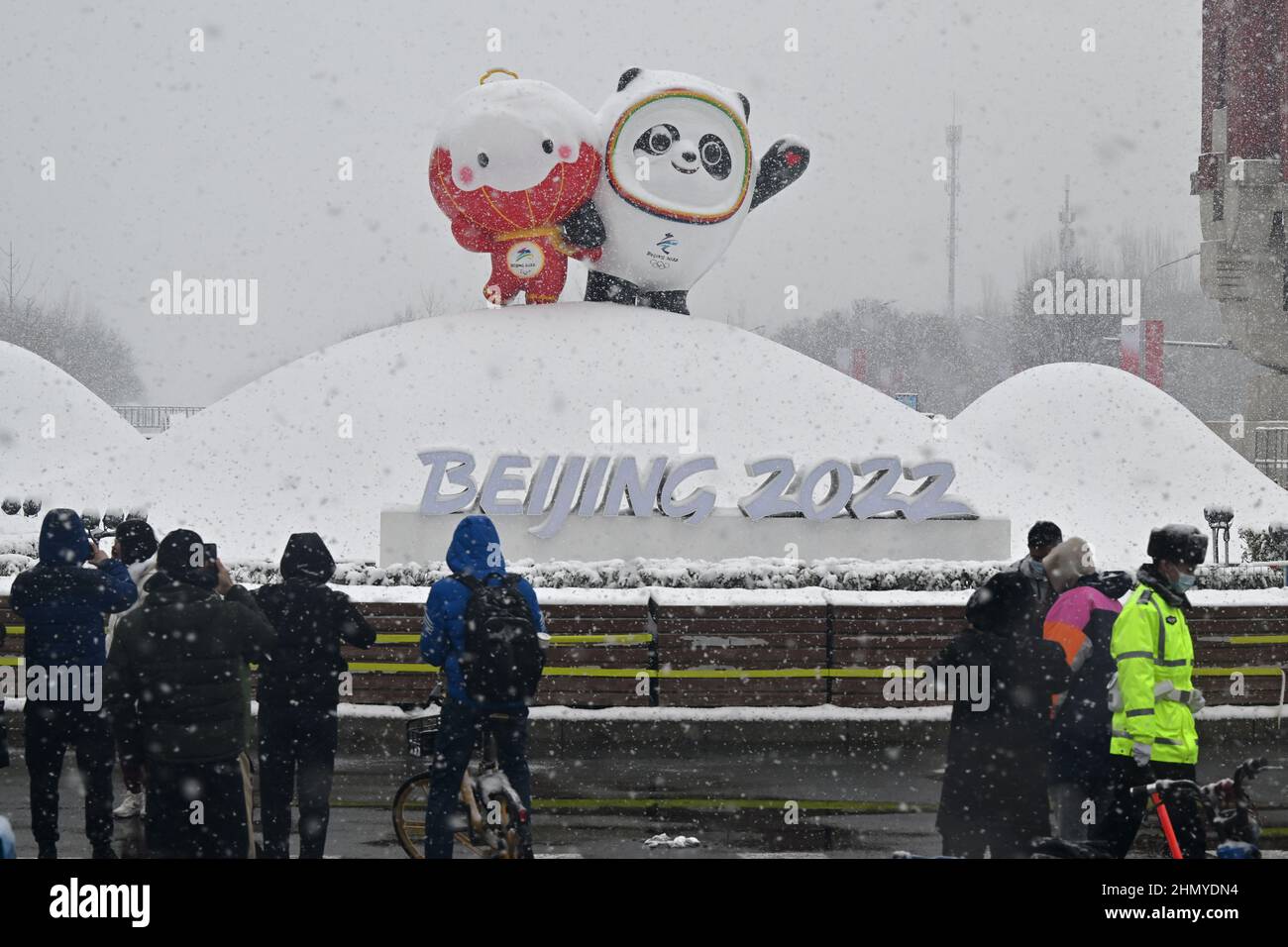 Pechino, Cina. 13th Feb 2022. Olimpiadi, caratteristica, la gente guarda e fotografa la mascotte olimpica Panda Bing DWEN e Shuey Rhon Rhon (l), mascotte ufficiale dei Giochi Paralimpici invernali del 2022. Credit: Peter Kneffel/dpa/Alamy Live News Foto Stock