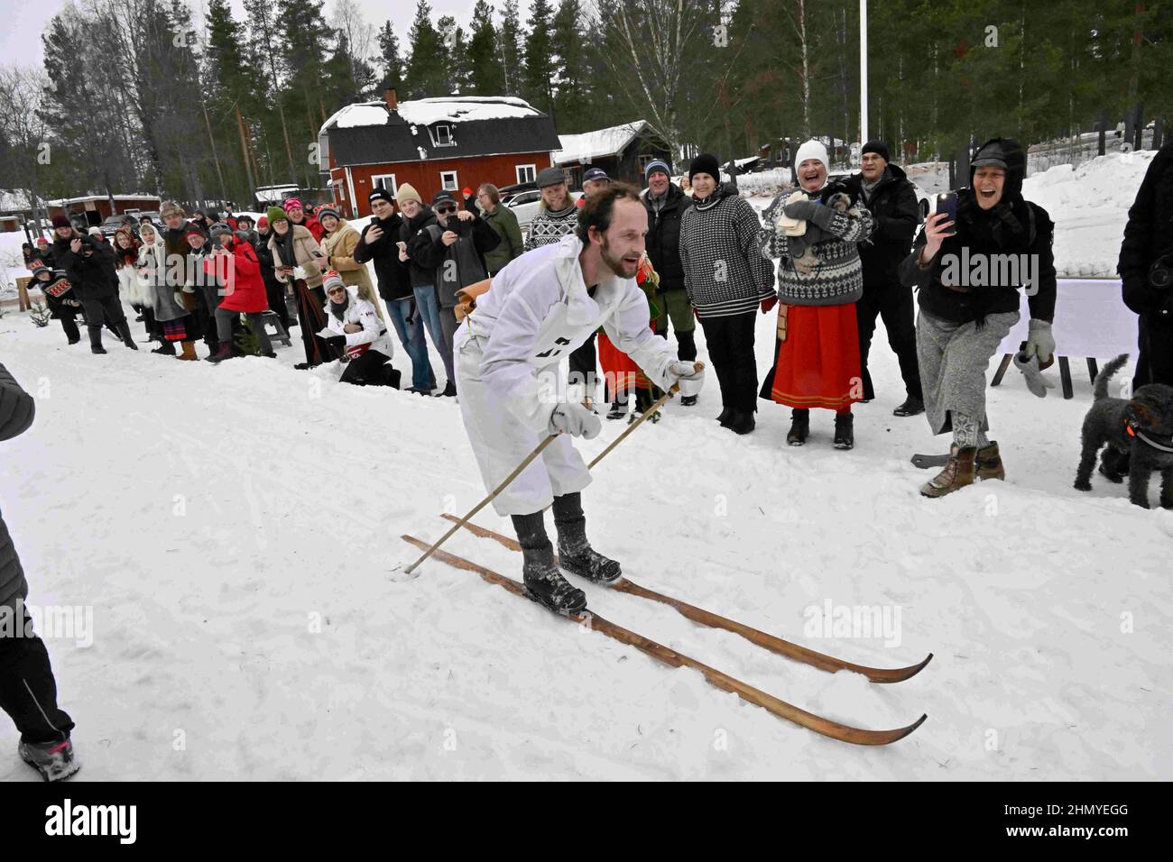 (220213) -- MORA, 13 febbraio 2022 (Xinhua) -- lo sciatore svedese Anders Sodergren partecipa ad una gara che celebra il 100th anniversario della classica gara di sci di fondo Vasaloppet di 90 chilometri in Svezia, 12 febbraio 2022. (Vasaloppet/consegna via Xinhua) Foto Stock