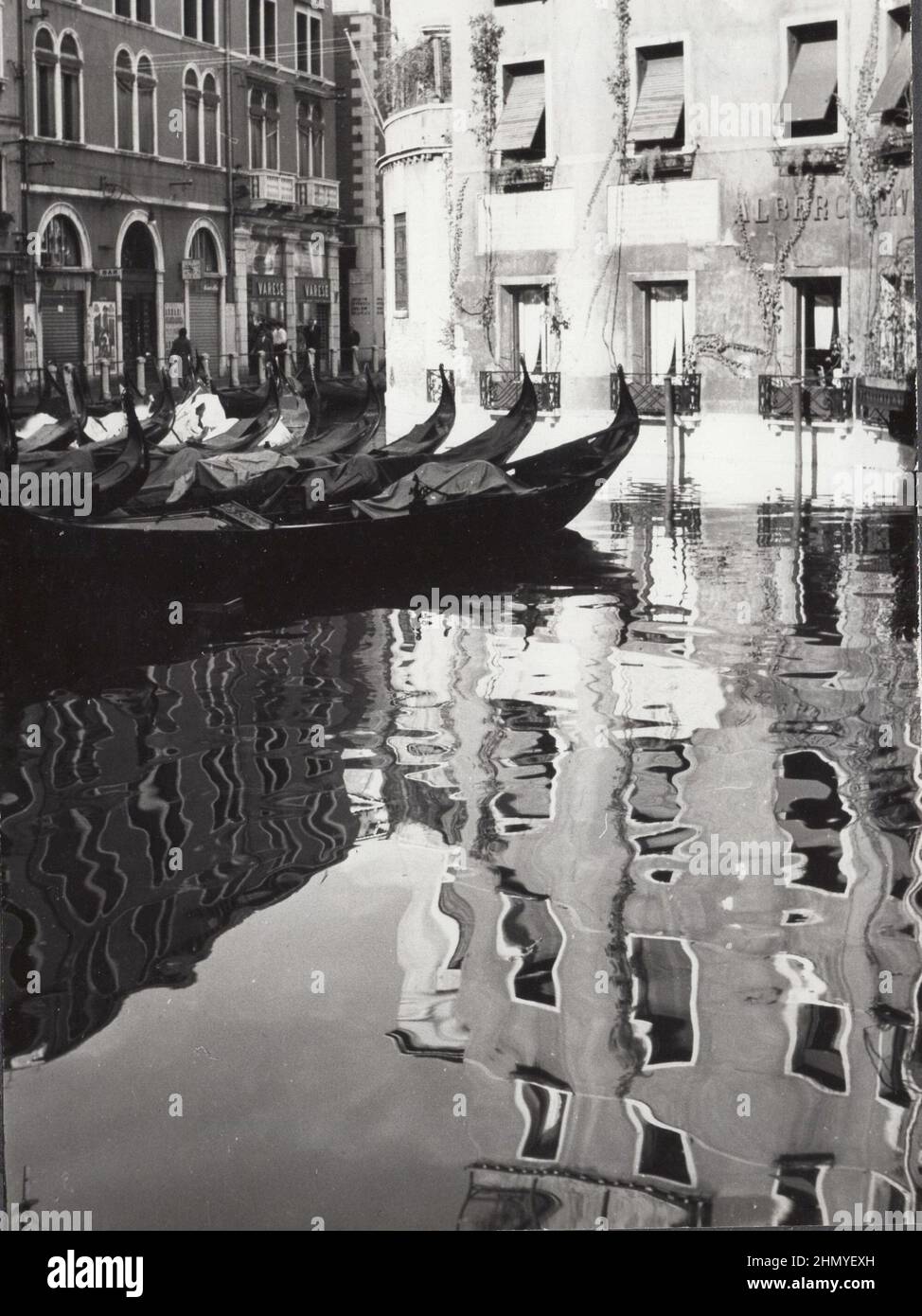 Fonte: Fotografie originali ULTERIORI DIRITTI-AUTORIZZAZIONE-INFO-NON-DISPONIBILE: Foto d'epoca su Venezia, Italia le gondole sono parcheggiate e riposate. l'acqua si riflette magnificamente. Foto Stock