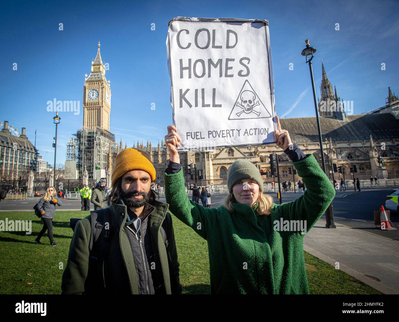 Londra, Regno Unito 12 febbraio 2022. Giovane coppia in Piazza del Parlamento per protestare contro l'aumento dei prezzi del carburante e dei costi di vita. Foto Stock