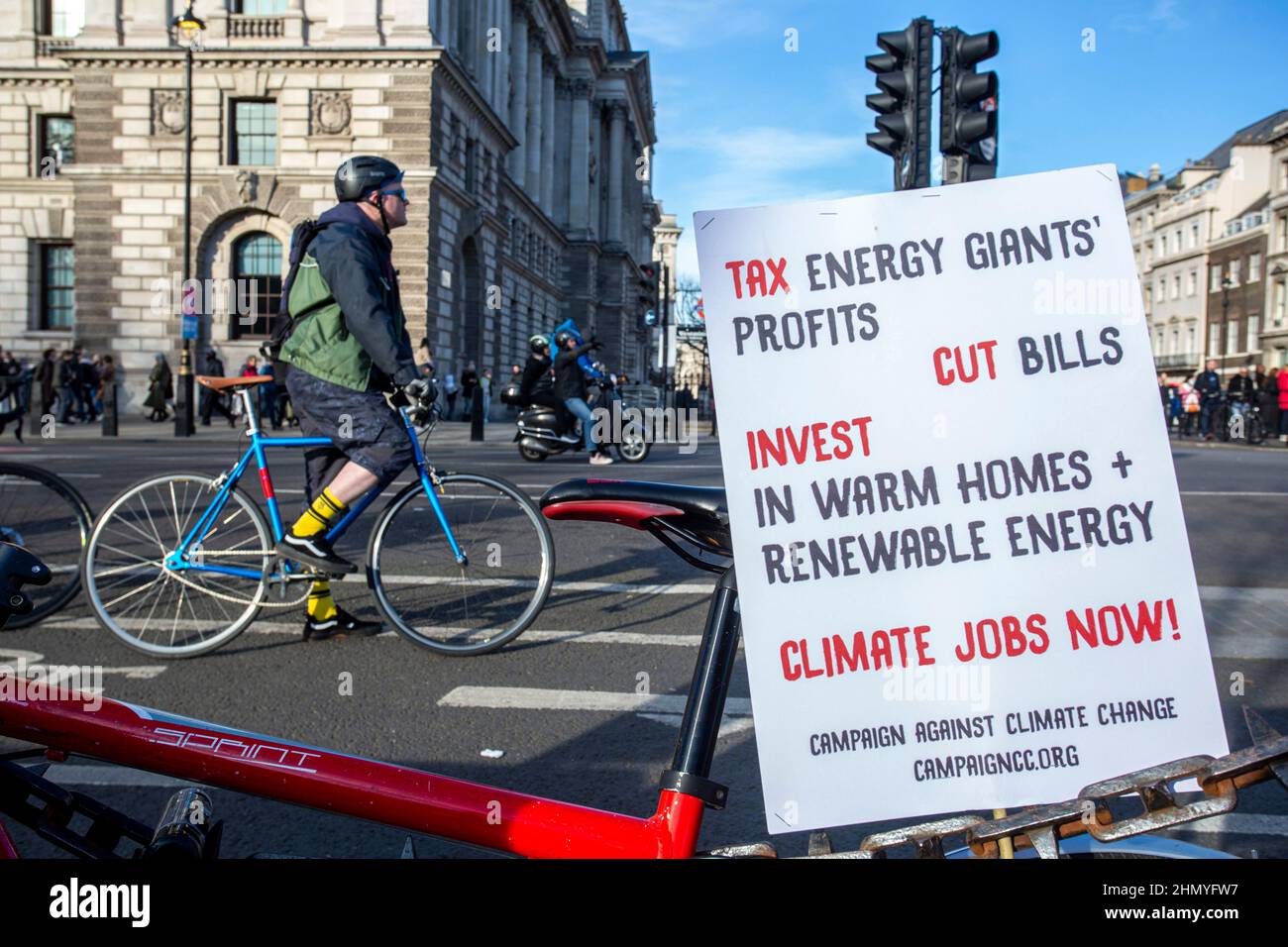 i ciclisti che passano protesta segno contro l'aumento dei prezzi del carburante e dei costi di vita. Foto Stock