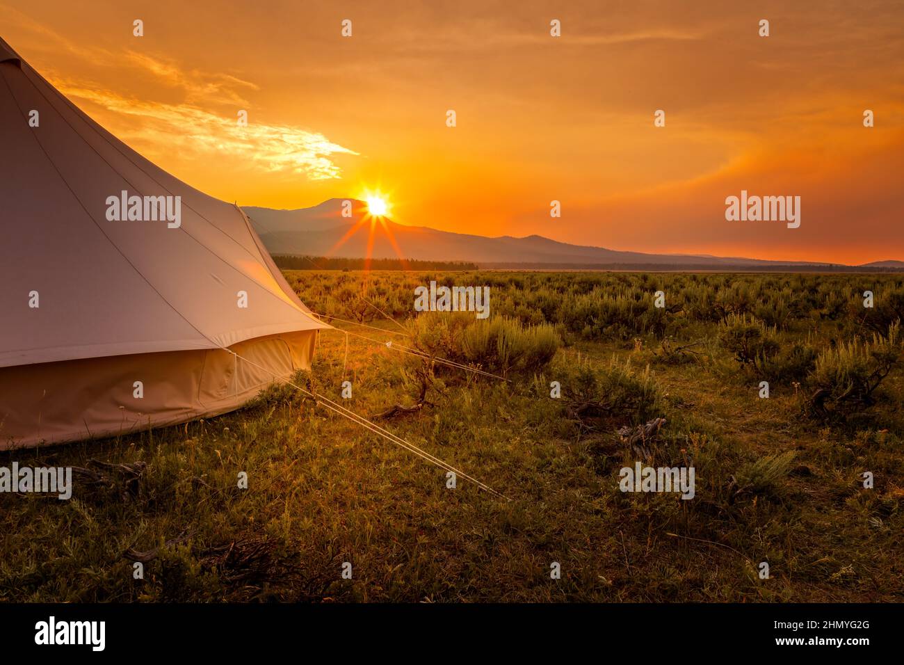 Campeggio tranquillo nella natura selvaggia del Wyoming con il tramonto del sole dietro le montagne Foto Stock