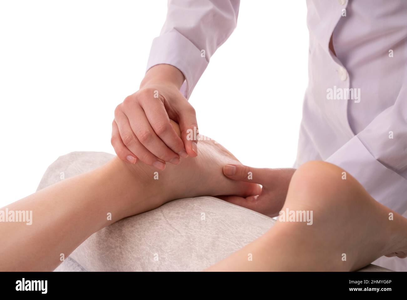 Crop massaggiatrice femmina facendo massaggio per il cliente Foto Stock