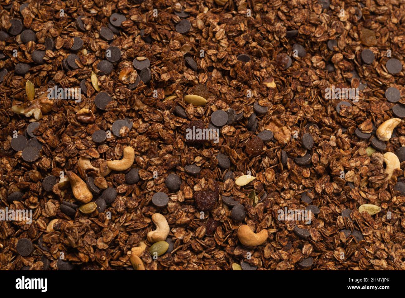 Cereali al cioccolato con fondo a nocciole. Vista dall'alto. Foto Stock