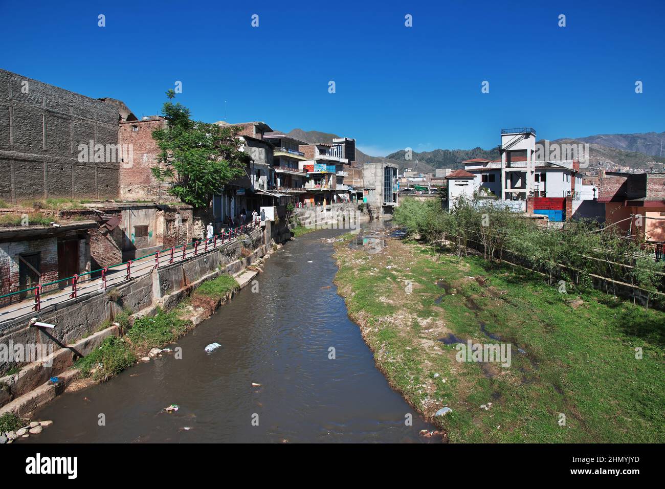 Un piccolo fiume a Mingora, Swat valle di Himalaya, Pakistan Foto Stock