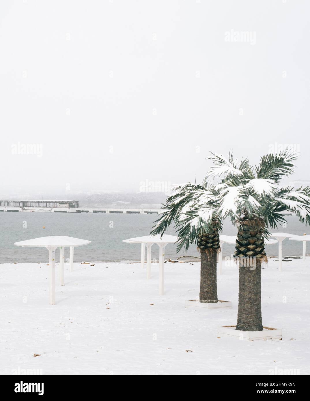 Vista sulla spiaggia e sulla spiaggia cittadina di Gelendzhik durante una nevicata. Foto Stock
