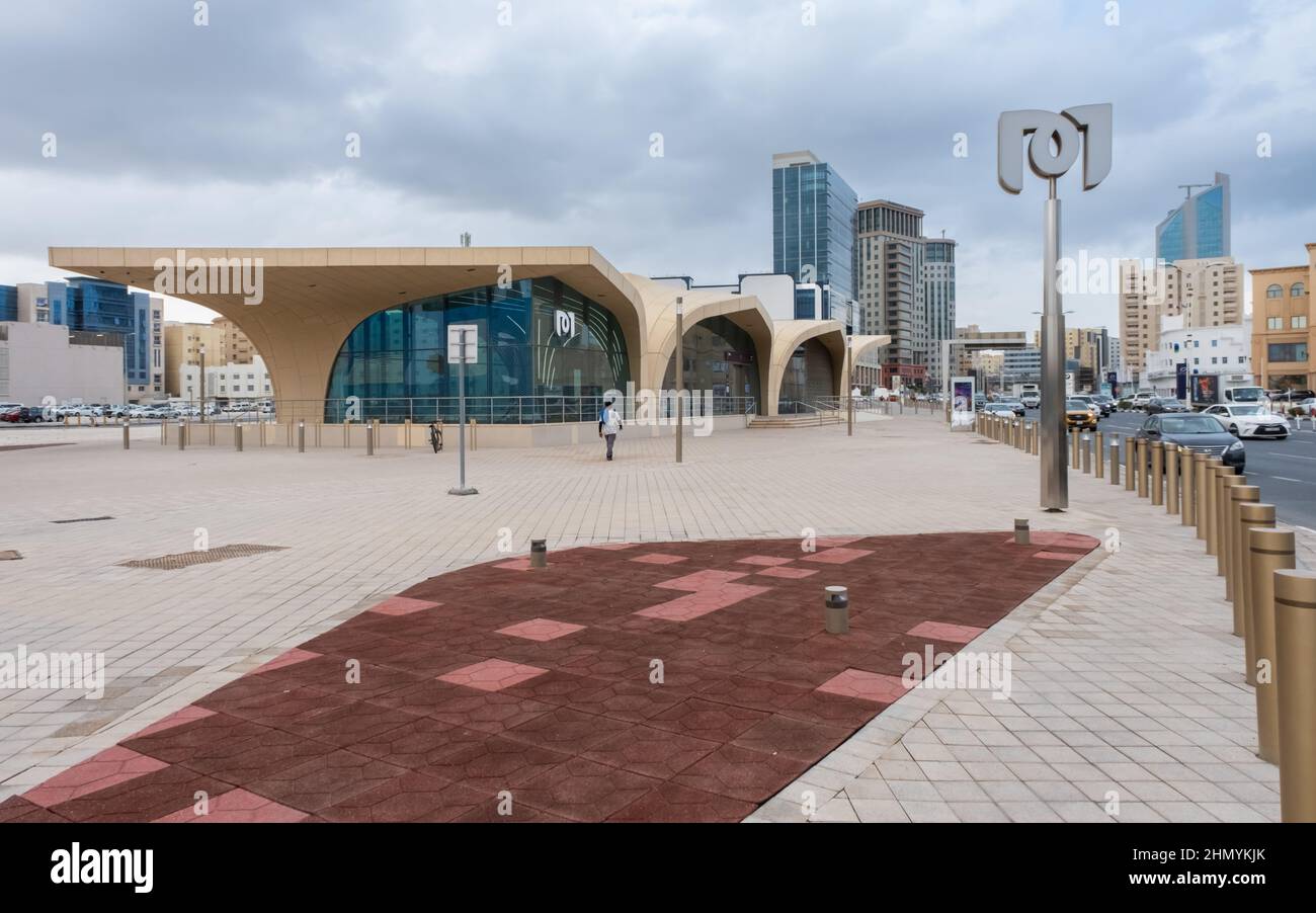 Doha, Qatar - Gennaio 16th 2022: Stazione della metropolitana sulla circonvallazione C di al Sadd a Doha, Qatar Foto Stock