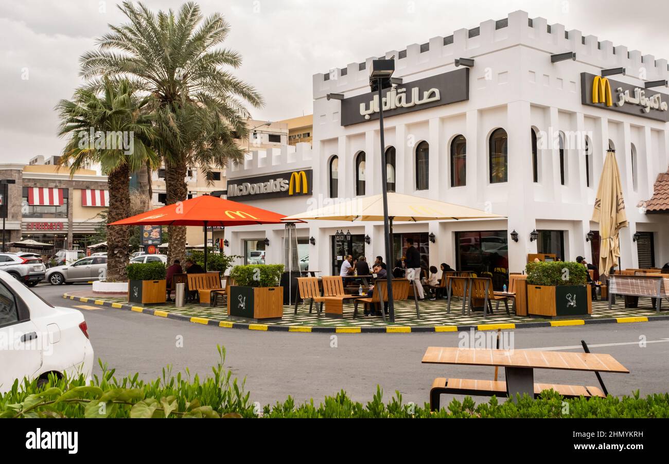 Doha, Qatar - Gennaio 16th 2022: Un ristorante McDonald's, con persone che siedono fuori a Doha, Qatar Foto Stock