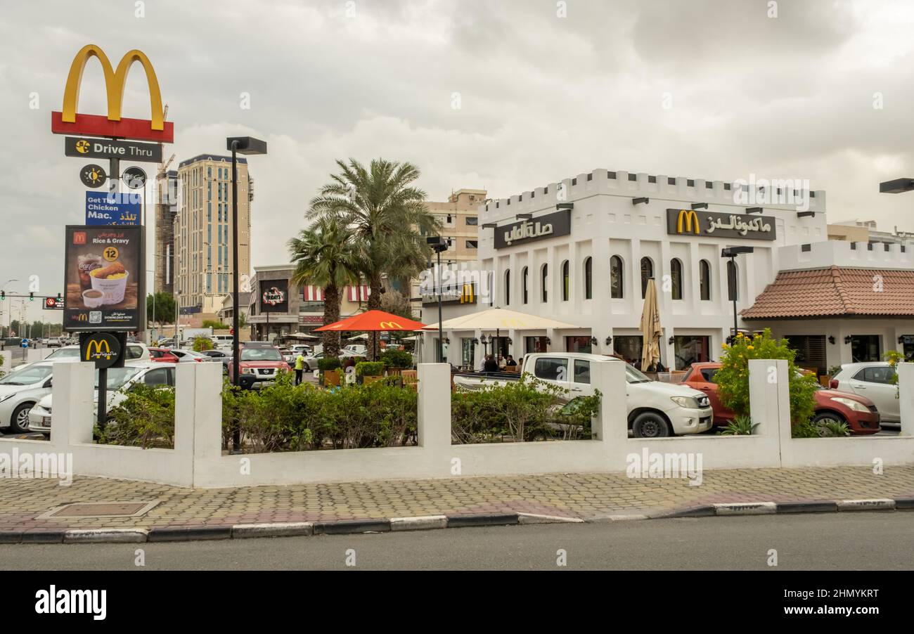 Doha, Qatar - Gennaio 16th 2022: Un ristorante McDonald's, con persone che siedono fuori a Doha, Qatar Foto Stock