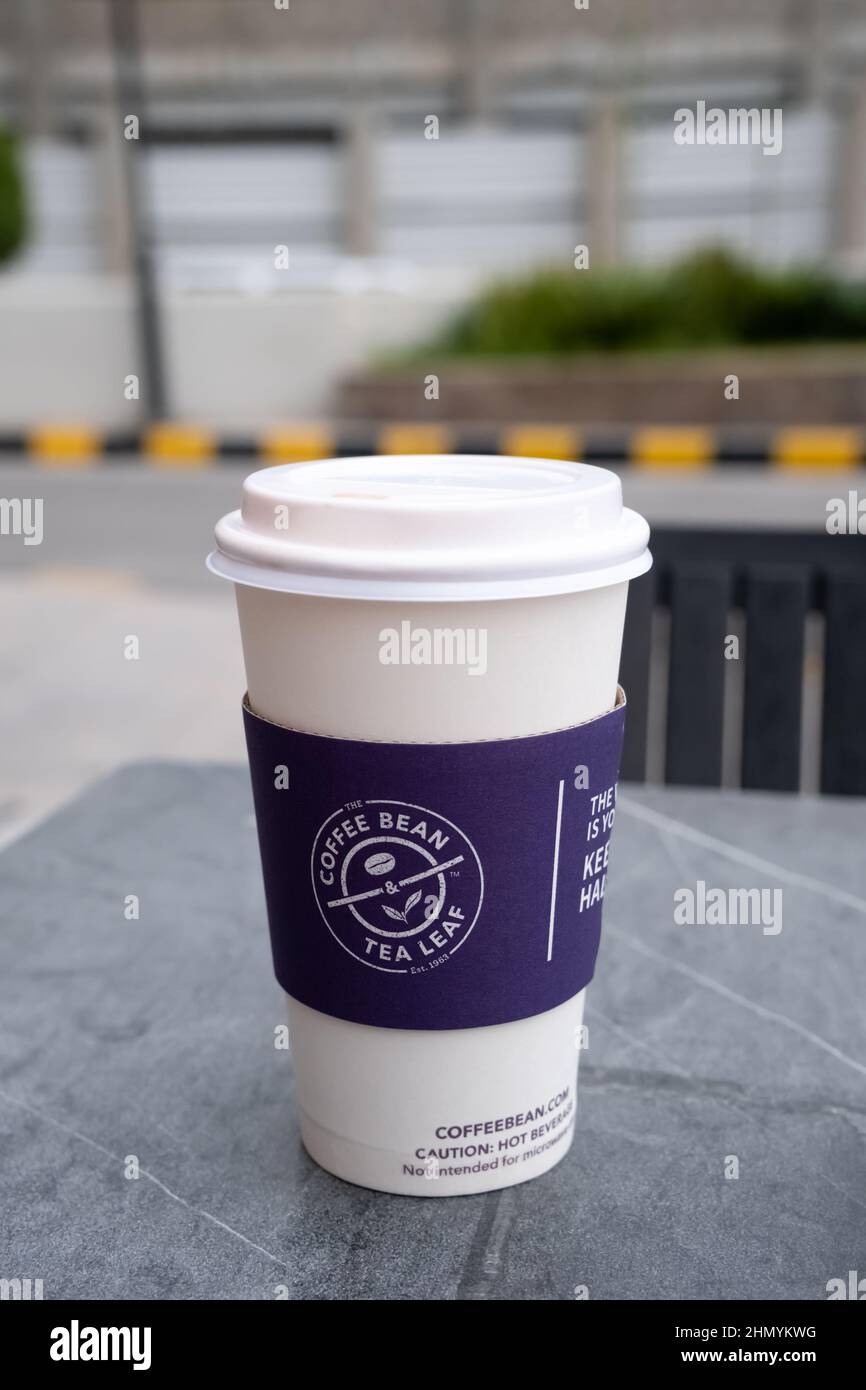 Doha, Qatar - Gennaio 16th 2022: Primo piano di un logo Purple The Coffee Bean e Tea Leaf su una manica di carta Foto Stock